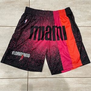 NEW MITCHELL & NESS RE-TAKE GRADIENT SWINGMAN SHORTS MIAMI HEAT '05 SZ XL - 0011